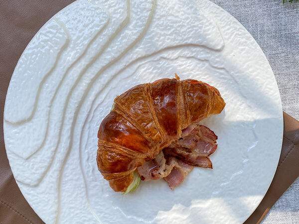 Пау Вау - Круассан с сыром креметте и беконом