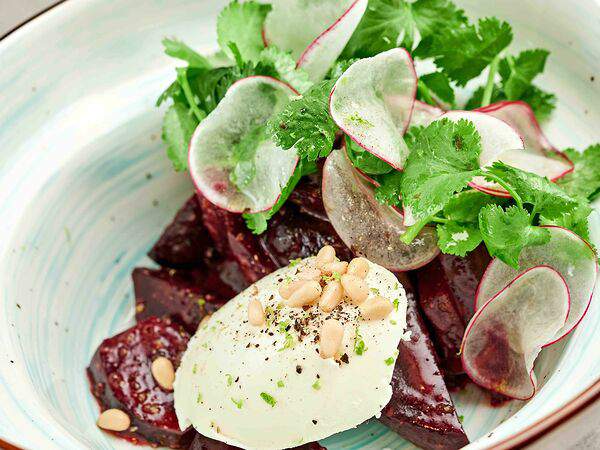 Pivino - Салат из печеной свеклы, свежей зелени и творожным сыром