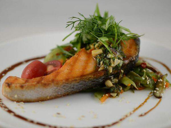 Kontrast gusto - Филе сёмги с салатом вакаме