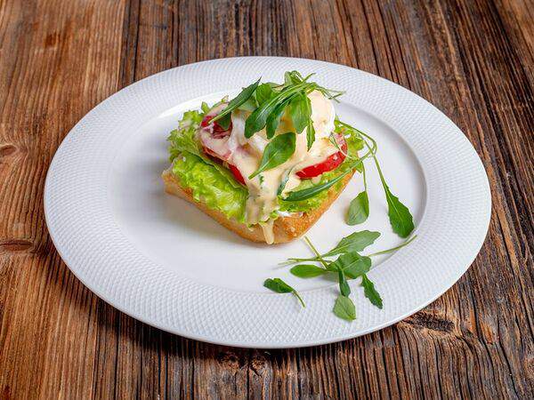 Parmesan - Яйцо бенедикт с авокадо и томатами