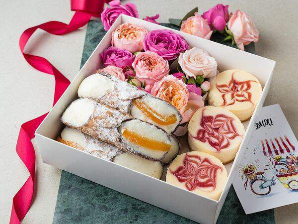 Bagatelle - Подарочный набор 4 Канноли, 3 Чизкейка и живые цветы