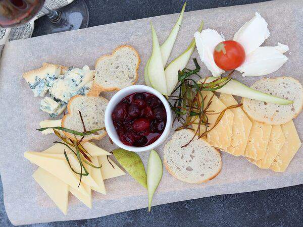 Винный бар Виновен! - Ассорти из сыров с папрично-клюквенным соусом и свежей грушей