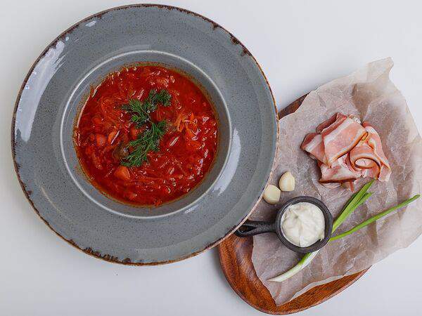 Глупый француз - Борщ красный с говядиной, деревенской сметаной, салом и чесноком