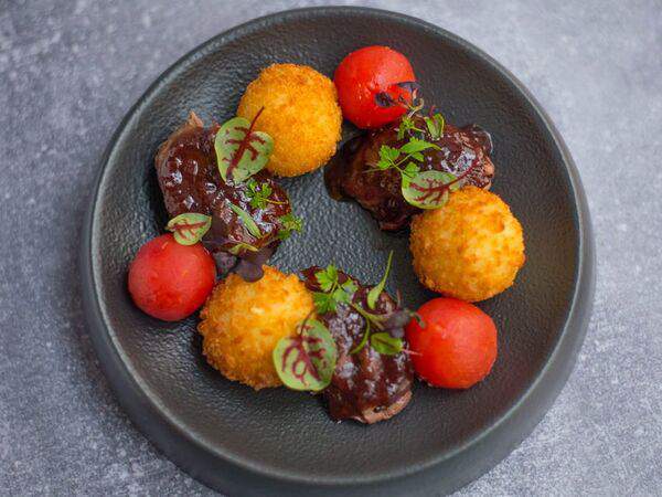 Red BBQ - Чак ролл в соусе крикенбир