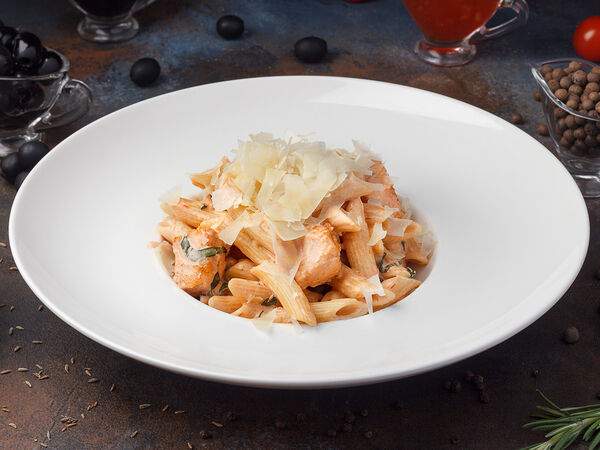 Blackwood - Пенне с лососем в томатно-сливочном соусе