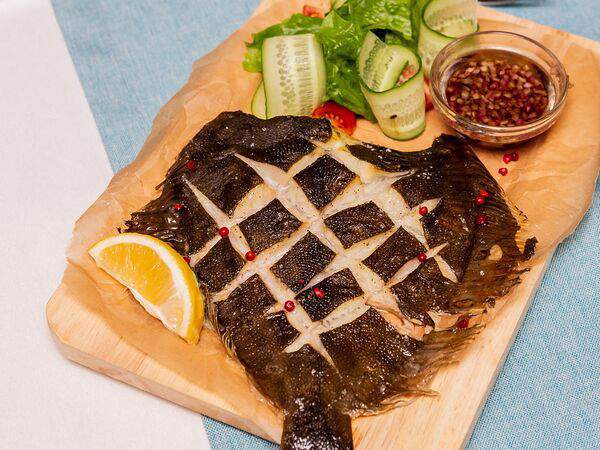 Акварель - Камбала на гриле со свежим салатом с винным маринадом