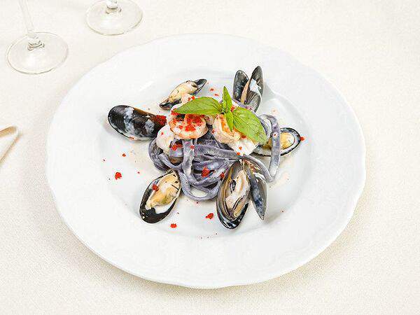 Сенкевич - Спагетти нери с морскими гадами в сливочном соусе