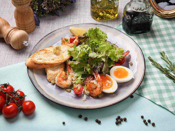 Caffe la vita - Микс-салат с креветками гриль