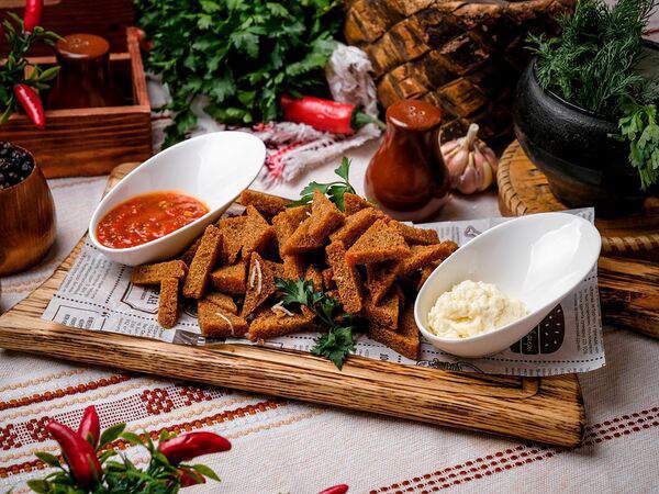 Корчма Веселая кума - Сухарики с чесноком и соусом