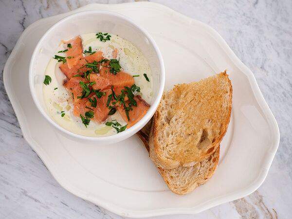 Bisou Bisou Bistro - Печеные яйца с лососем и сливками