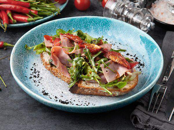 Барбошко - Брускетта с брискетом, микс-салатом и томатами