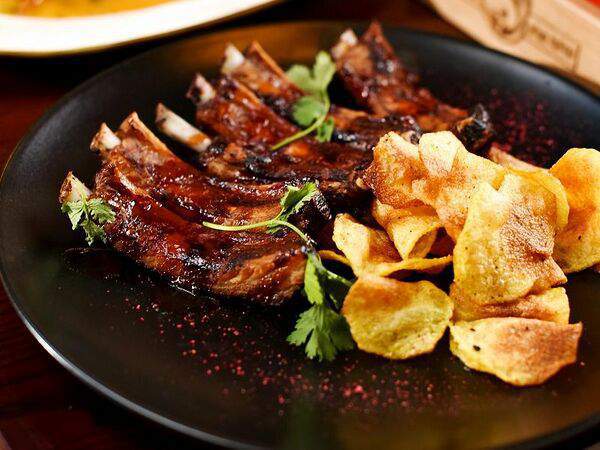 Мама Норка Папа Бобер - Копченые свиные ребра с картофельными чипсами