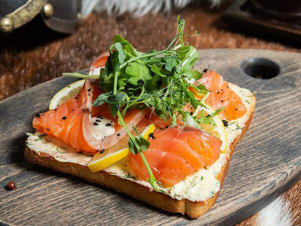 Викинги - С лососем специального маринада, на ароматном сливочном масле