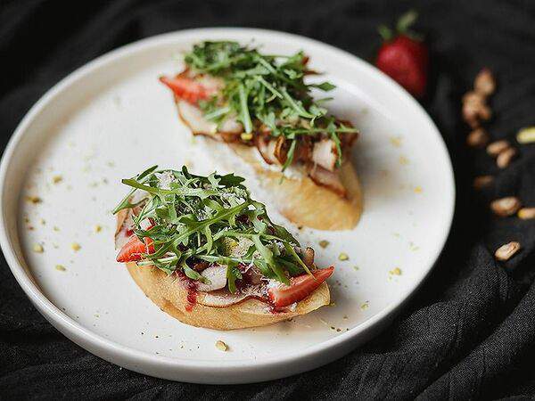 Инжир - Брускетта с уткой и клубникой