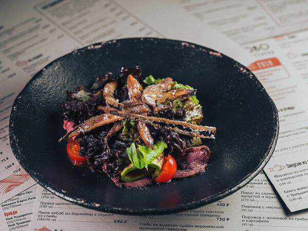 Novo. Ресторан современной русской кухни - Теплый салат с мраморной говядиной и хрустящими баклажанами