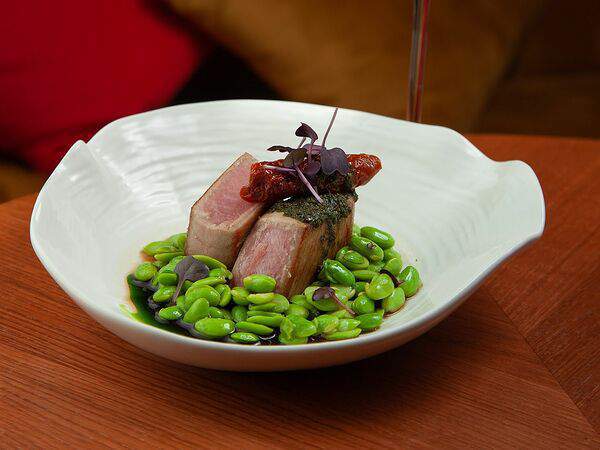 Koza Bistro - Стейк тунца с соусом песто и томатами