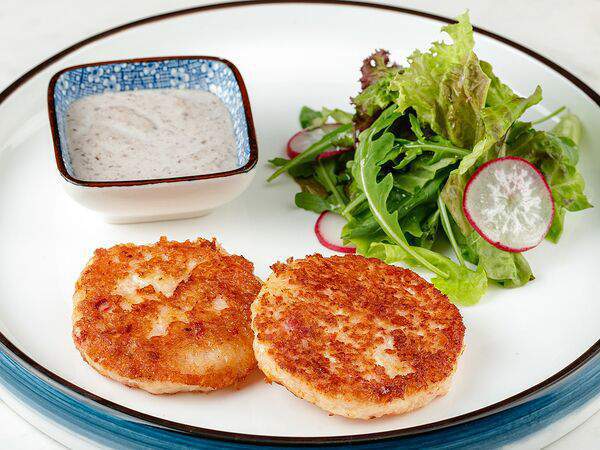 Leto - Крабовые котлеты, трюфельный соусом, зеленый салат