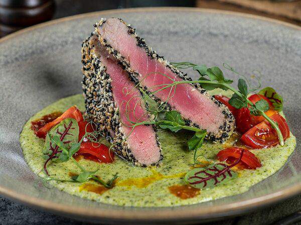 Дикая утка - Тунец в кунжуте с кремом из брокколи