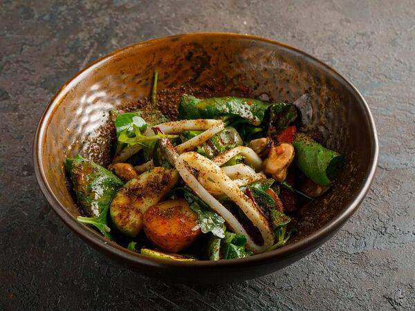 Ресторан Каре - Салат с кальмаром и мидиями