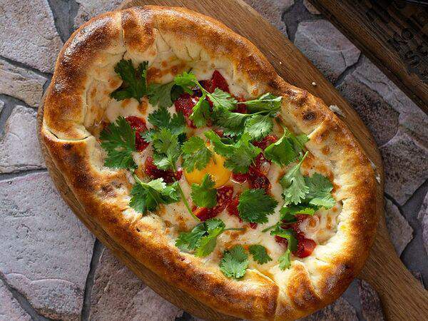 Kolbasabar - Большой хачапури на компанию с бараньей колбаской в бортике