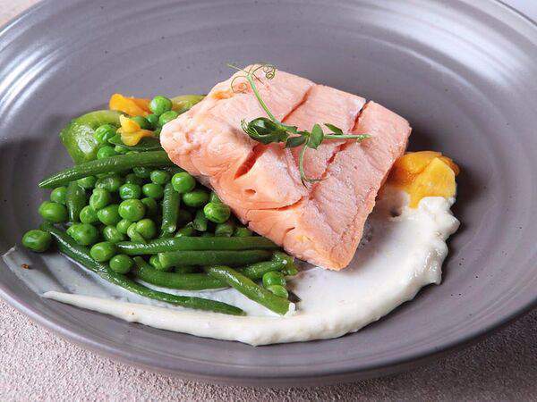 Rose Cafe - Филе рыбы с зелеными овощами