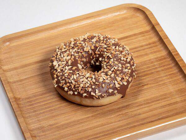 Baggins coffee - Донат с ореховой начинкой и дробленным арахисом