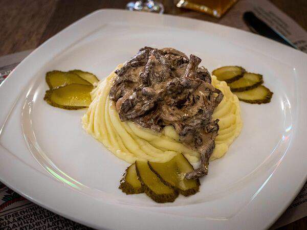 Гостевая изба - Строганов из говядины и лесных грибов с картофельным пюре и солёным огурцом
