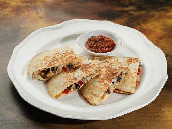 Ресторан 1991 - Кесадилья с курицей, грибами и соусом