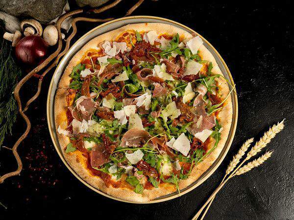 Golden Coffee - Пицца с пармой и вялеными томатами