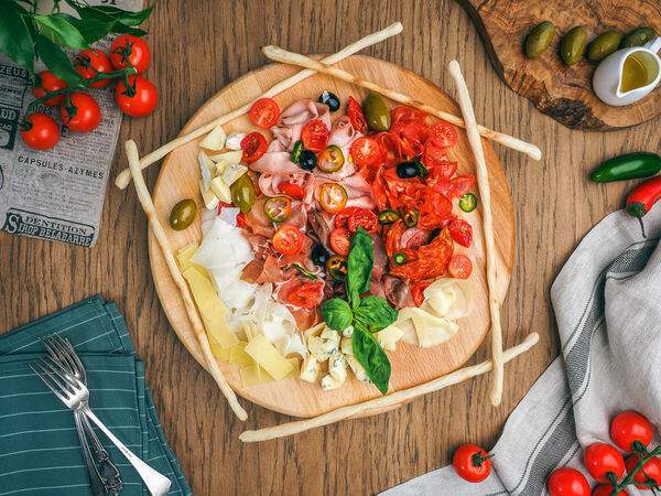 Chorizo Pizza - Сырная и мясная закуска