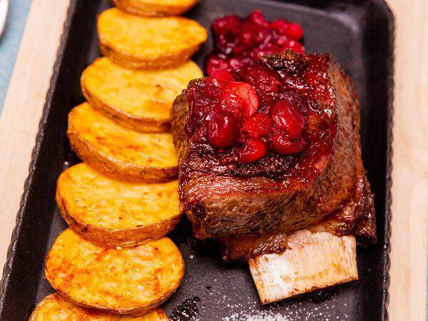 Акварель - Томлёное мраморное говяжье ребрышко с печёным картофелем и соусом из клюквы