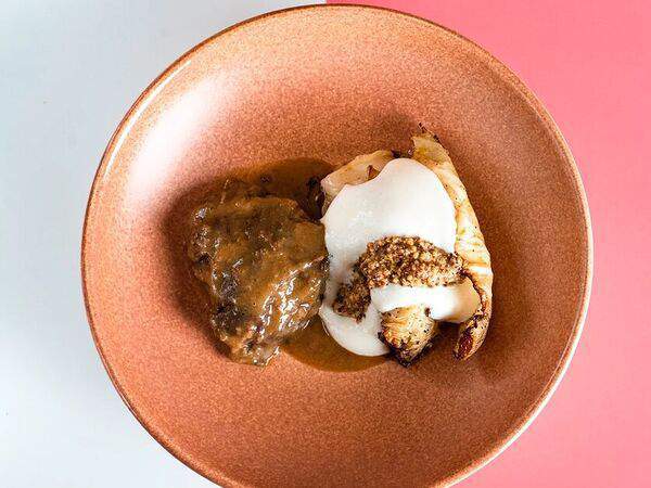 Свет - Говяжьи щечки с запеченной капустой