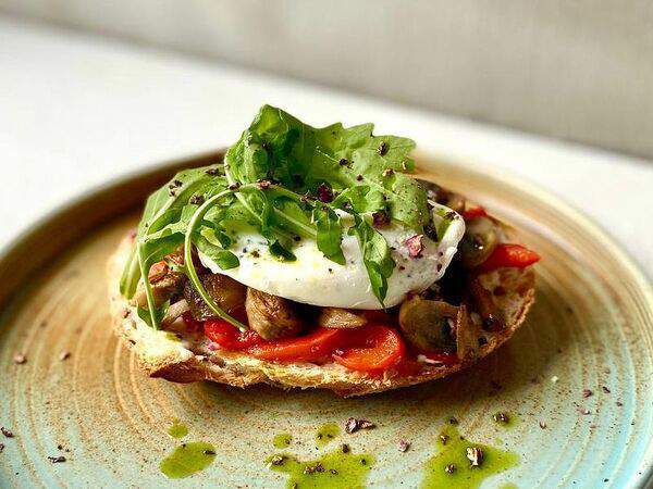 Ресторан 101 - Брускетта с печеным перцем и жареными грибами