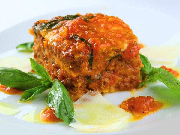 The Black Door - Мясная лазанья с соусами Болоньез и Бешамель