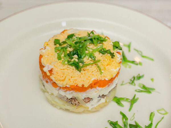 Царская охота - Салат Мимоза с сомиком горячего копчения