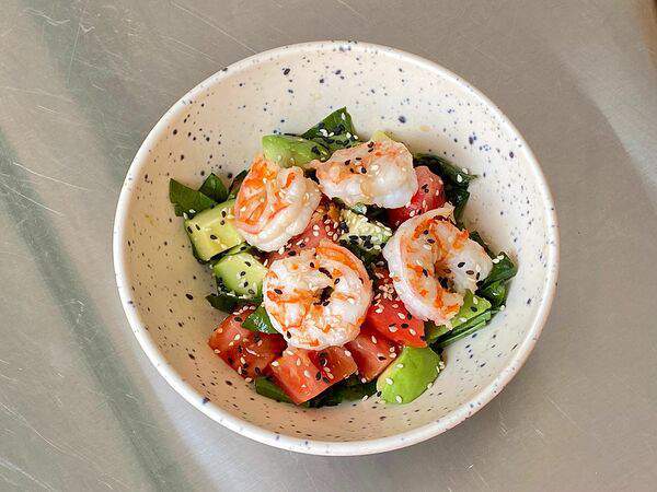 Chang - Салат с авокадо, креветками и цитрусовой заправкой