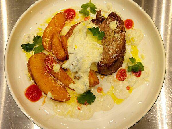 Santa Mozzarella - Филе миньон с трюфельным маслом и картофелем