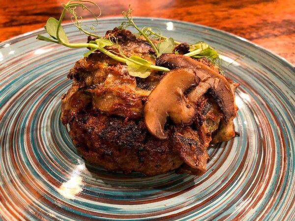 Hamilton's pub - Скинни бургер с со сливочно-грибным топпингом