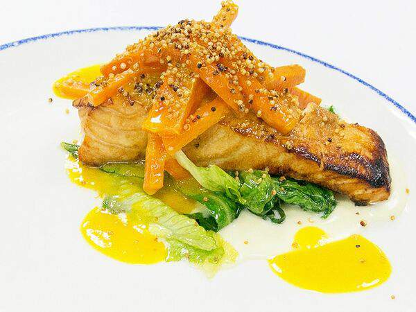 Веранда - Запеченный лосось с морковью конфи