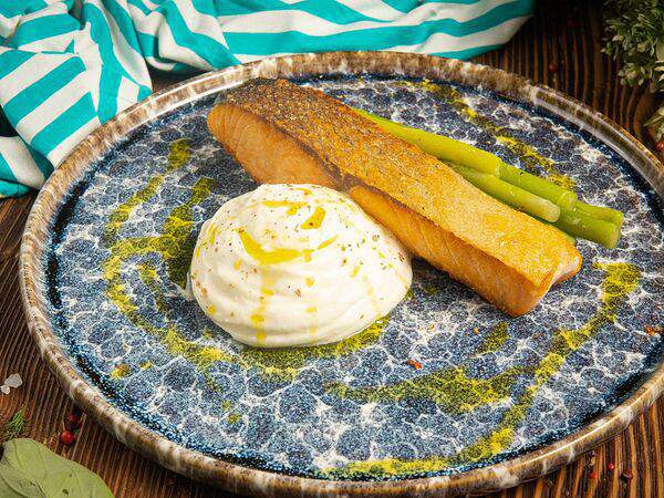 Menthol - Стейк из лосося со спаржей и муссом из голубого сыра