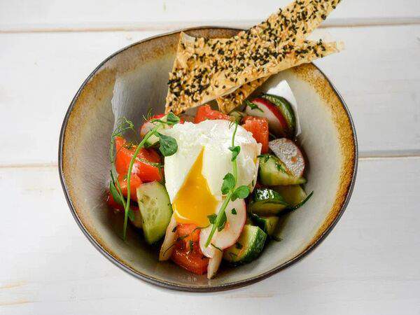 Лель - Свежие овощи с яйцом пашот в заправке