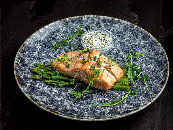 Территория - Спинка семги гриль со спаржей и соусом белое вино