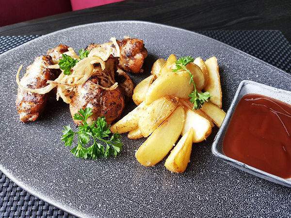 Kedr - Острые куриные крылышки гриль с соусом BBQ и картофельными дольками