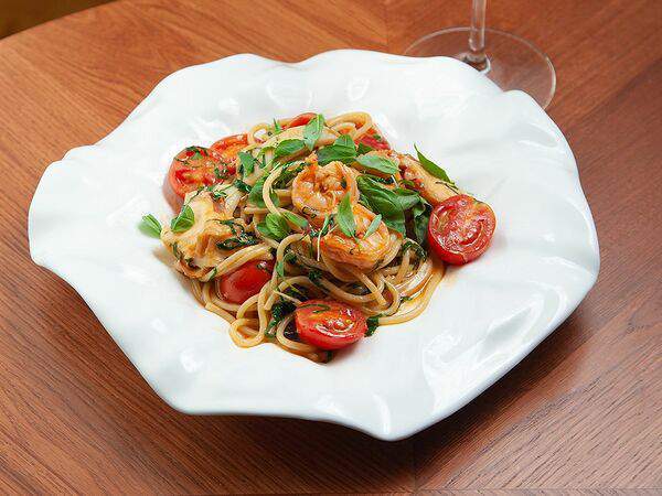 Koza Bistro - Спагетти с морепродуктами и соусом биск