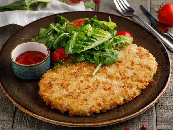 Охота на енота - Куриный шницель с зеленым салатом и помидорами черри