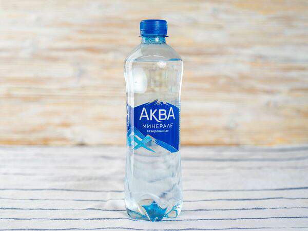 На углу - Aqua Minerale газированная