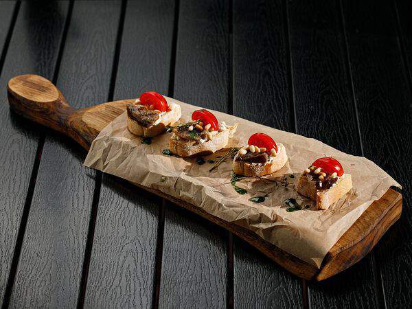 Mojo Bar - Брускетта с баклажанами капоната, муссом из брынзы и кедровыми орехами