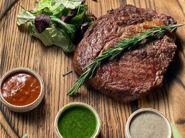 Шенген - Стейк из свинины с соусом барбекю, песто и Грибной капучино