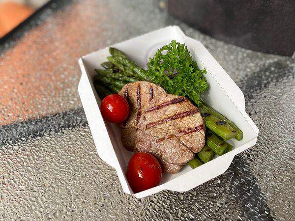 Best Food Sochi - Медальоны из говяжьей вырезки со спаржей и черри