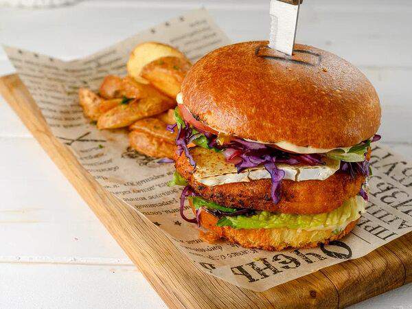 Лель - Бургер с грудкой индейки, красной капустой, листьями салатов и сыром бри